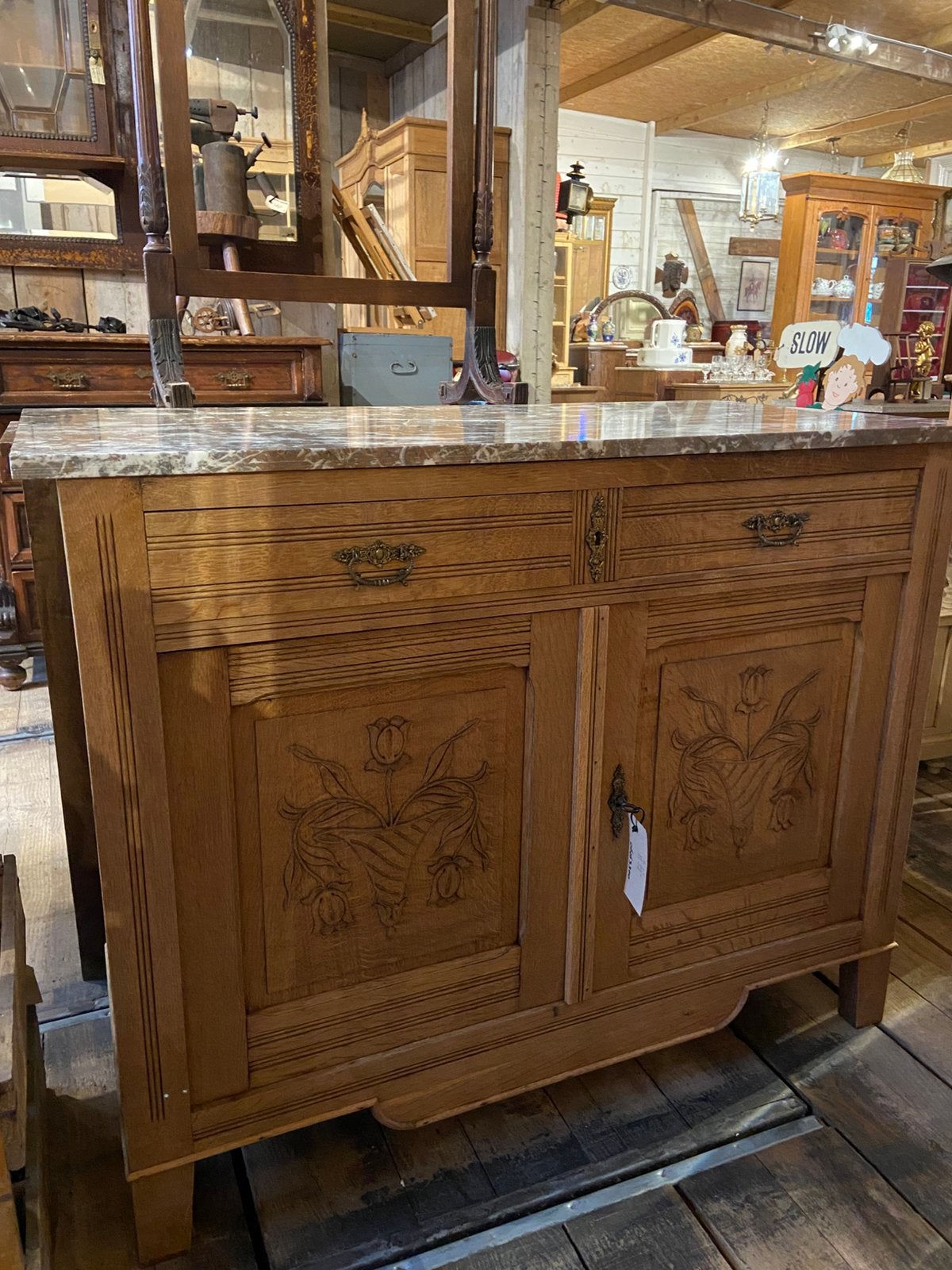 Een Frans commode kast met marmer bovenblad