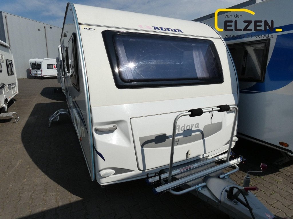 Adria Adora 472 LU Mover, voortent, fietsdr., Caravans en Kamperen, Caravans, Rondzit, Schokbreker, Bedrijf, 750 - 1000 kg