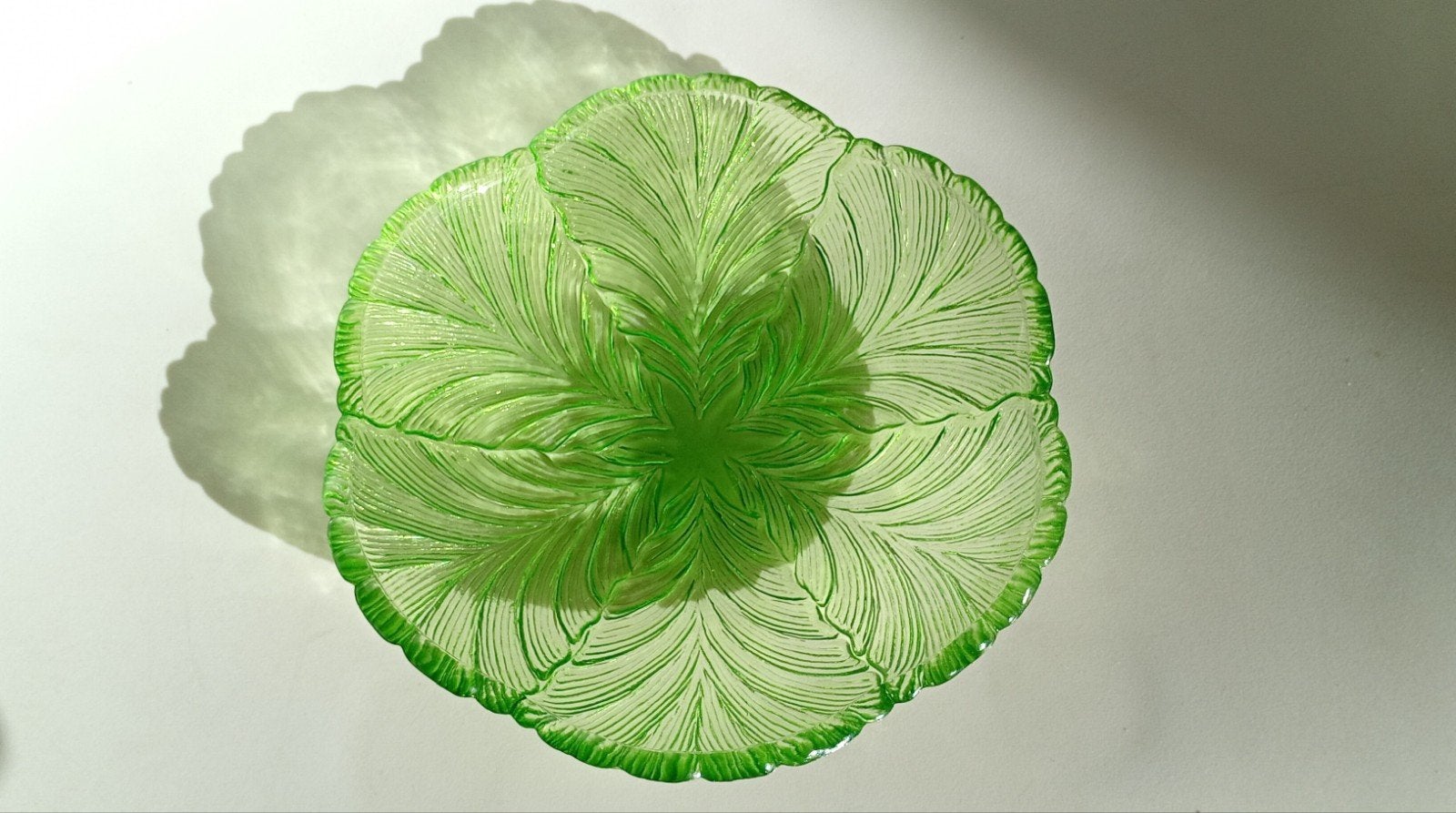 Vintage Groene Glazen Schaal met Bladmotief, Ophalen of Verzenden