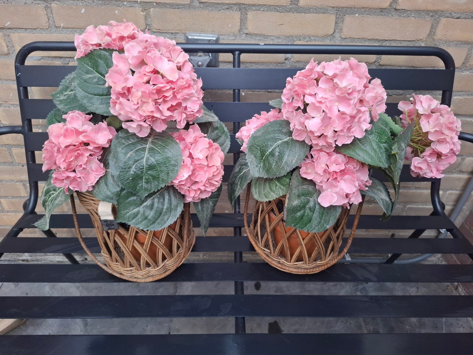 Riviera Maison kunsthortensia's in rieten mand (2 stuks), Roze, Ophalen of Verzenden, Natuurlijk materiaal, Landelijk