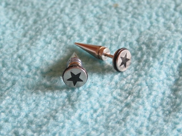 2 verschillende studs spikes fake stretchers 1,5 cm lang, Overige materialen, Ophalen of Verzenden, Zo goed als nieuw, Knopjes of Stekers