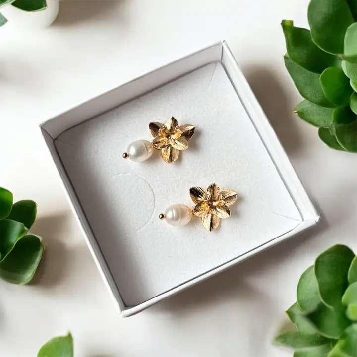 Gouden Bloemdesign oorbellen met echte parels, Overige kleuren, DUESTELLE ITALIA, Nieuw, Ophalen of Verzenden
