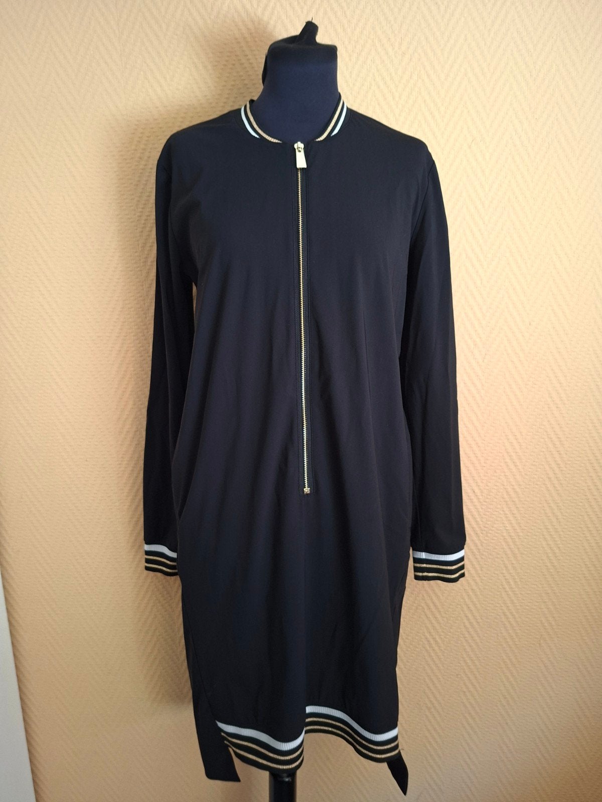 Jane Lushka Zwarte Bomber Jurkje - Maat S Travelstof, Kleding | Dames, Zwart, Ophalen of Verzenden, Zo goed als nieuw, Jane Lushka