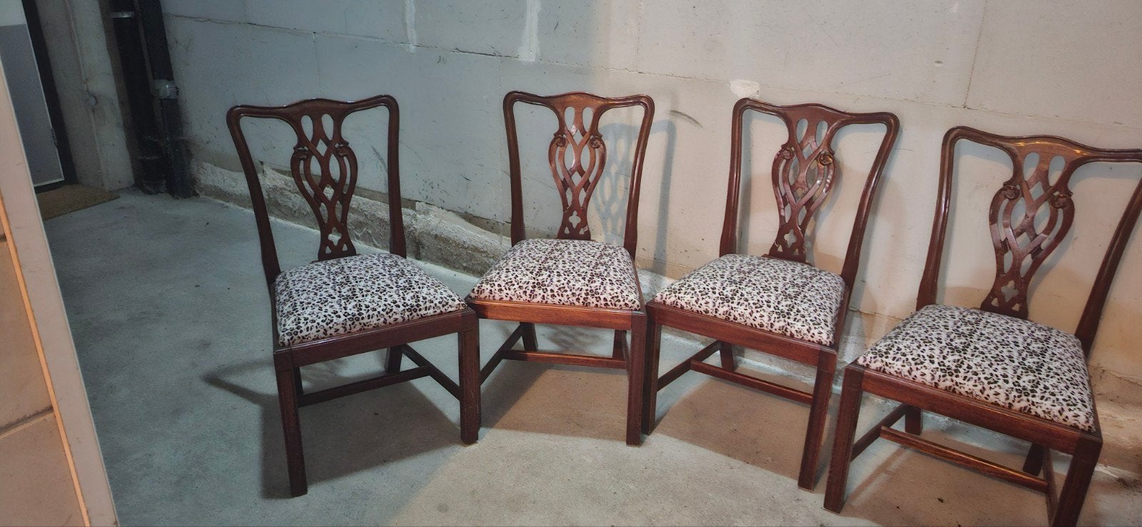 Set van 4 Chippendale-stijl eetkamerstoelen met panterprint, Ophalen