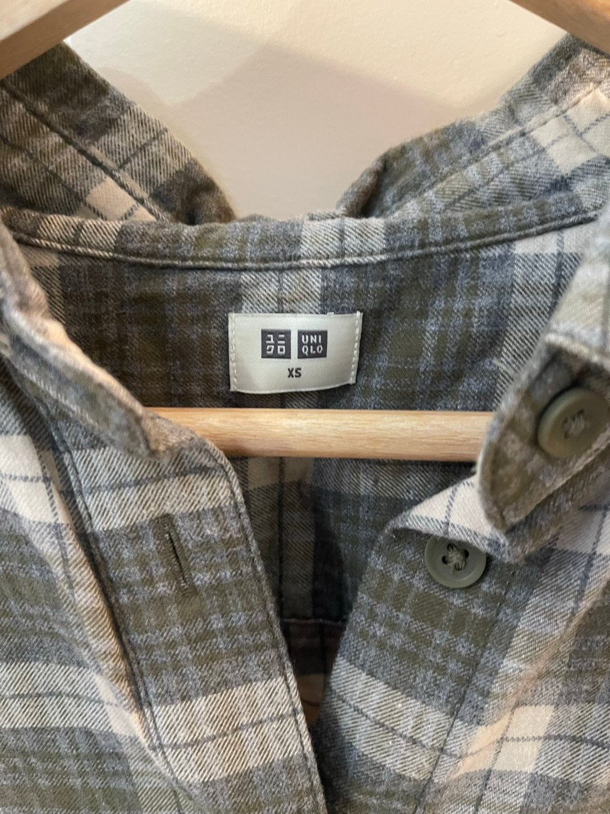 Uniqlo shirt XS. Good condition., Kleding | Dames, Blouses en Tunieken, Ophalen, Zo goed als nieuw, Maat 34 (XS) of kleiner, Groen