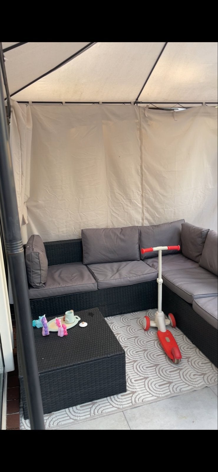 Wicker loungeset met grijze kussens en salontafel, Tuin en Terras, Ophalen, 5 zitplaatsen, Gebruikt, Loungeset
