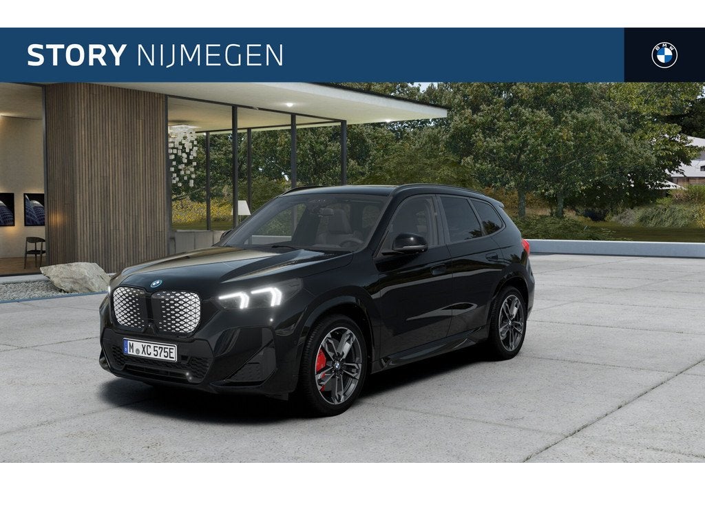 BMW iX1 eDrive20 M Sport / Panoramadak / Trekhaak / Sportsto, Auto's, BMW, Stoelverwarming, Zwart, Zwart, Nieuw