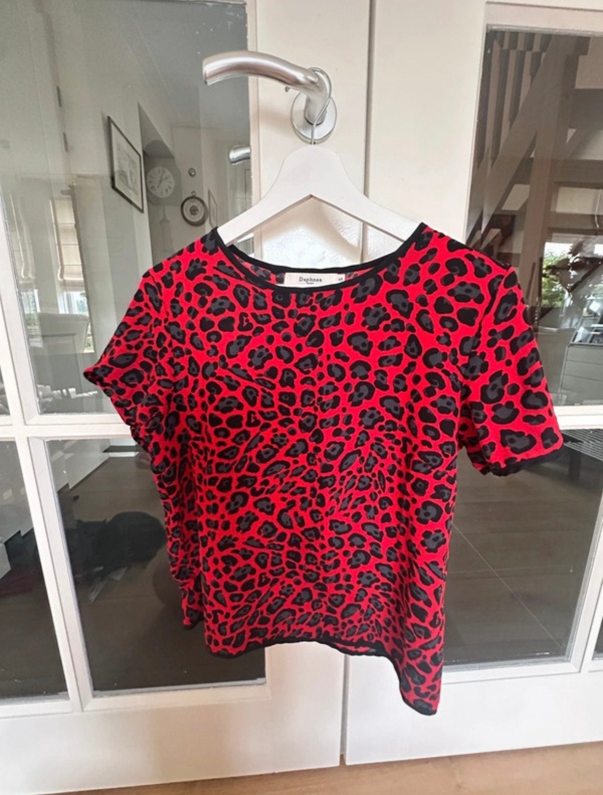 Daphnea Luipaarden Shirtje Maat S Rood Zwart, Ophalen of Verzenden, Zo goed als nieuw, Korte mouw, Maat 36 (S)