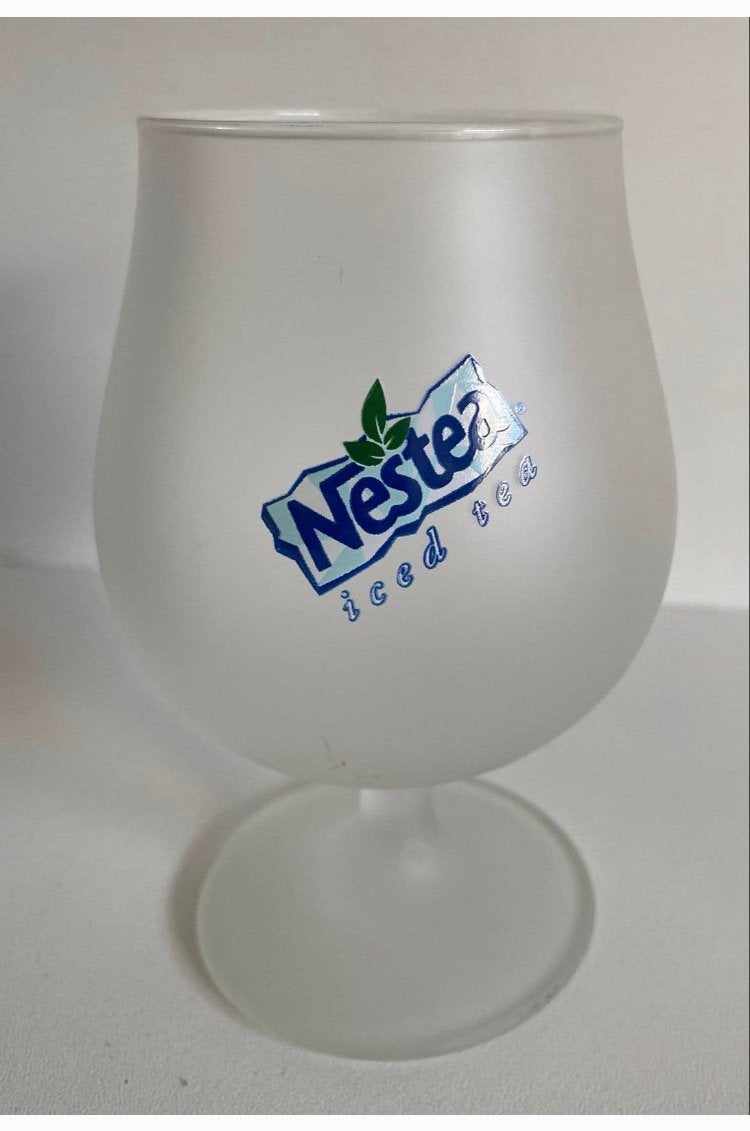 Glas van Nestea Iced Tea op voet. Hoogte 13 cm., Ophalen of Verzenden, Zo goed als nieuw, Frisdrankglas