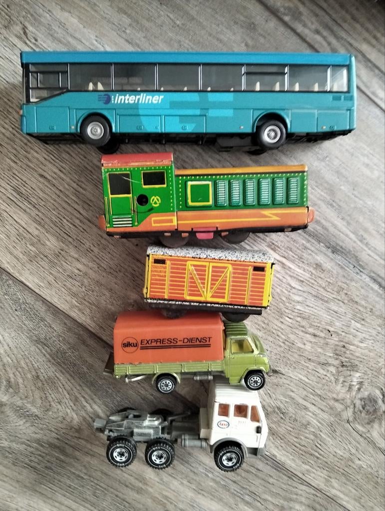 Verzameling speelgoedvoertuigen: bus, trein, vrachtwagens, Ophalen of Verzenden, Gebruikt