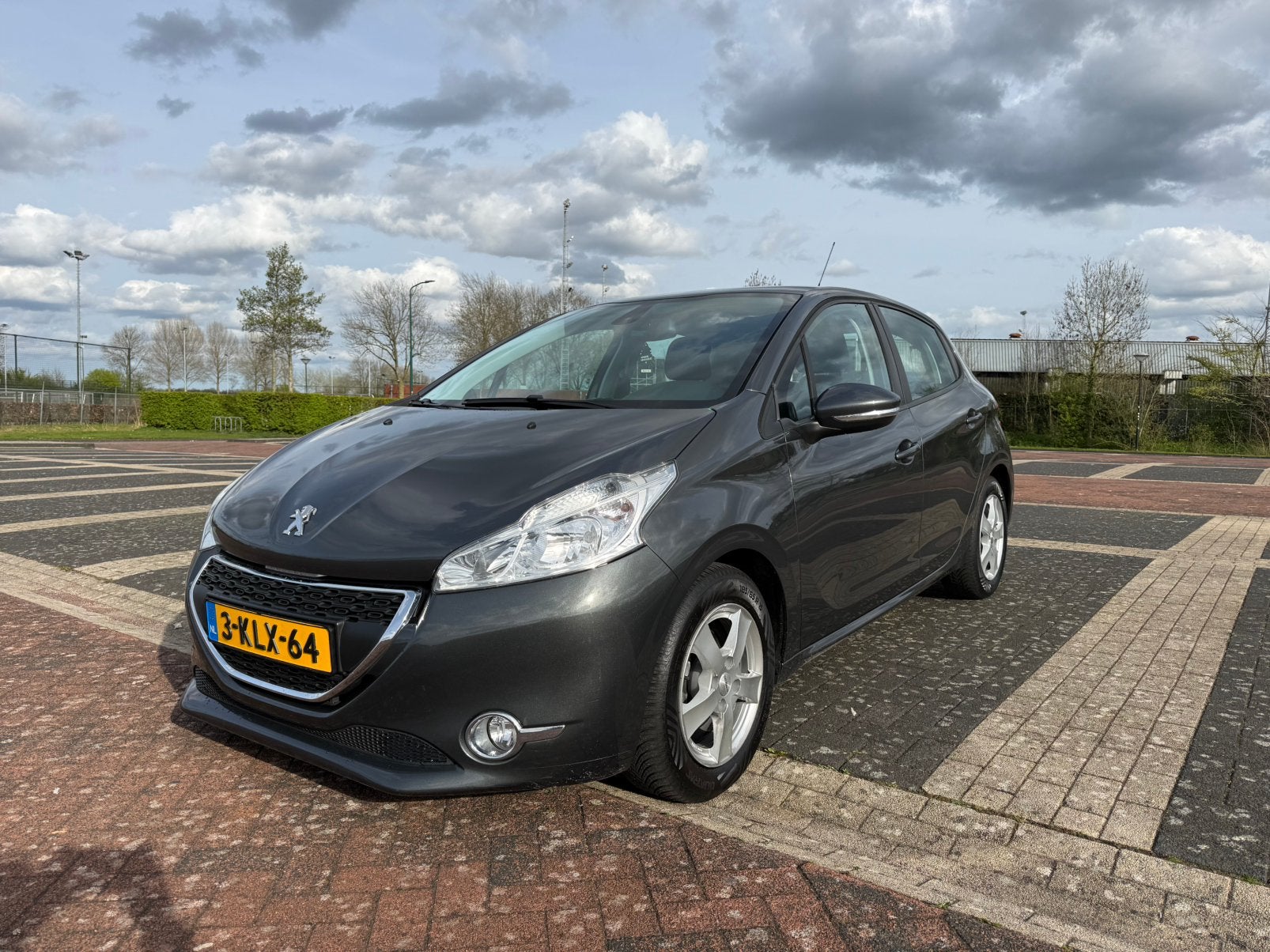 Peugeot 208 1.2 VTI 60KW/82PK 5-D 2013 Grijs, Voorwielaandrijving, Stof, 1199 cc, Handgeschakeld