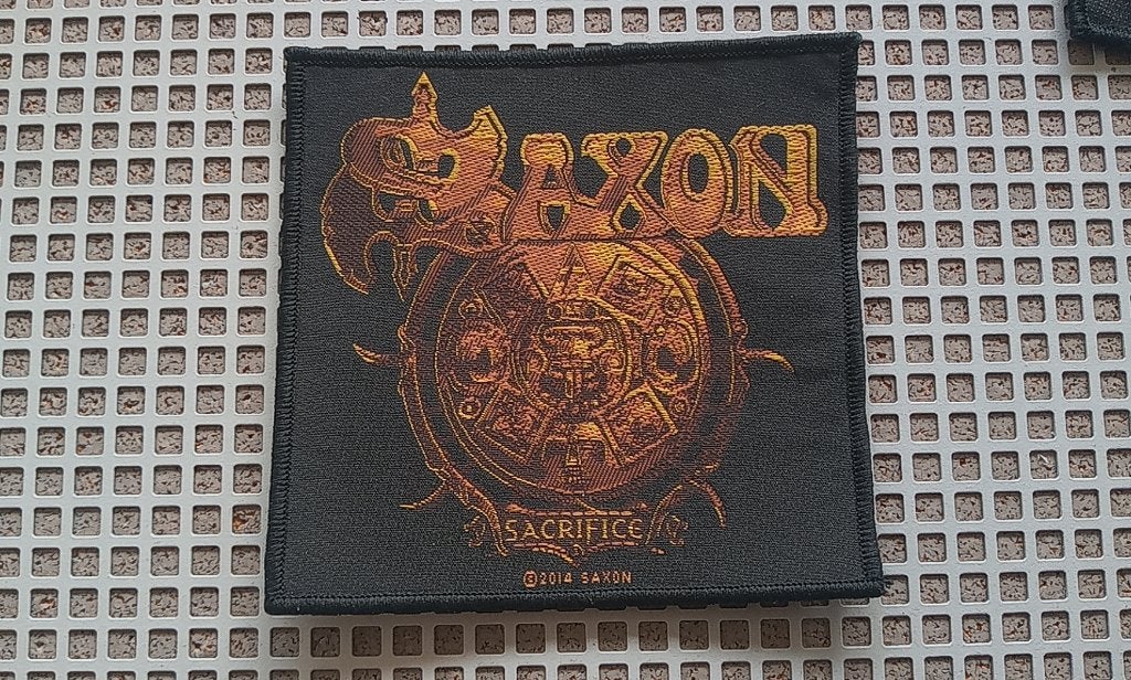 Saxon leuke officiele sacrifice 2014 patch 18, Verzenden, Nieuw, Kleding