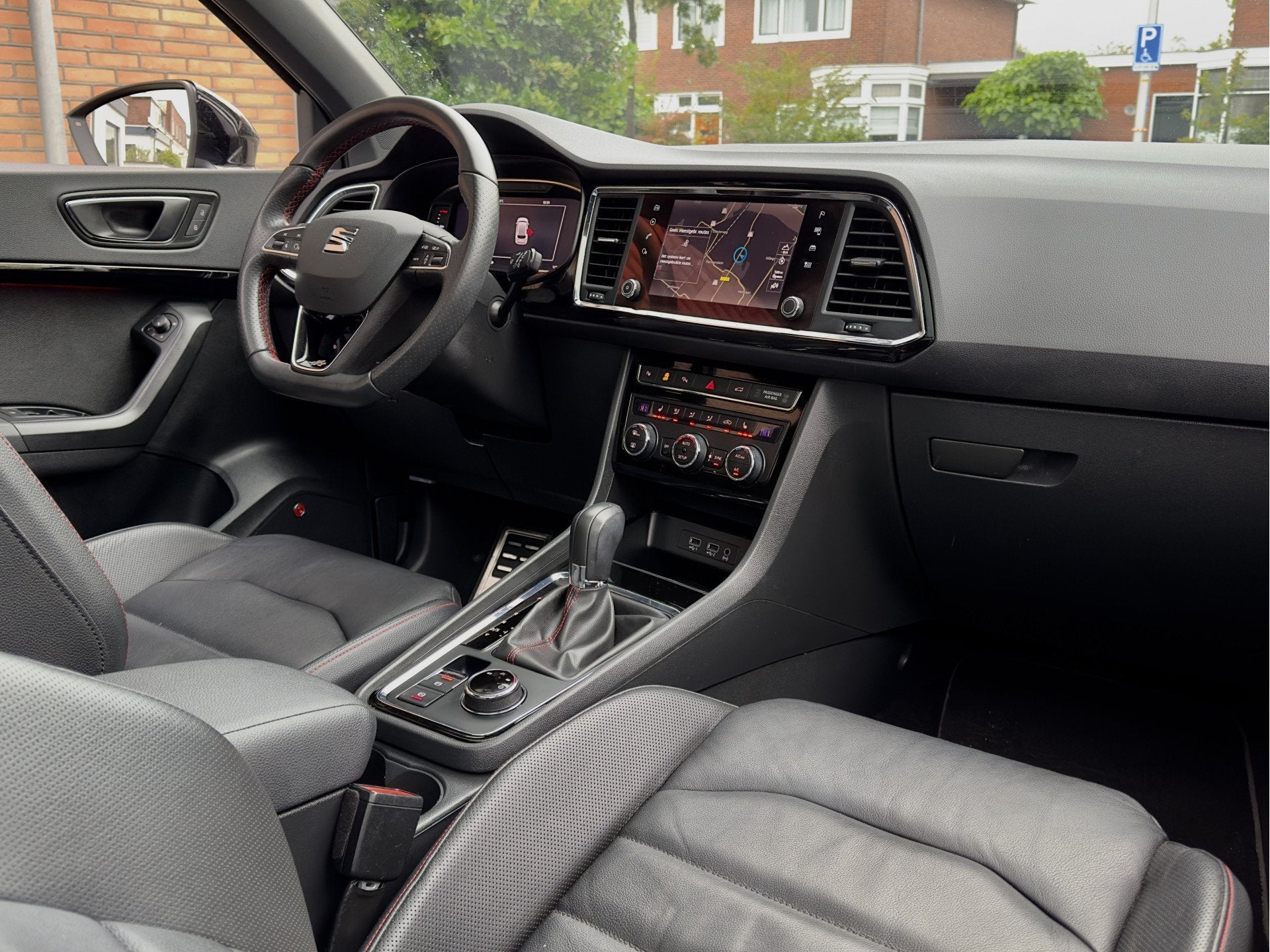 SEAT Ateca 1.5 TSI AUT7 FR INTENSE 150PK PANODAK LEDER NAVI, Auto's, Dealer onderhouden, 4 cilinders, 150 pk, Ateca