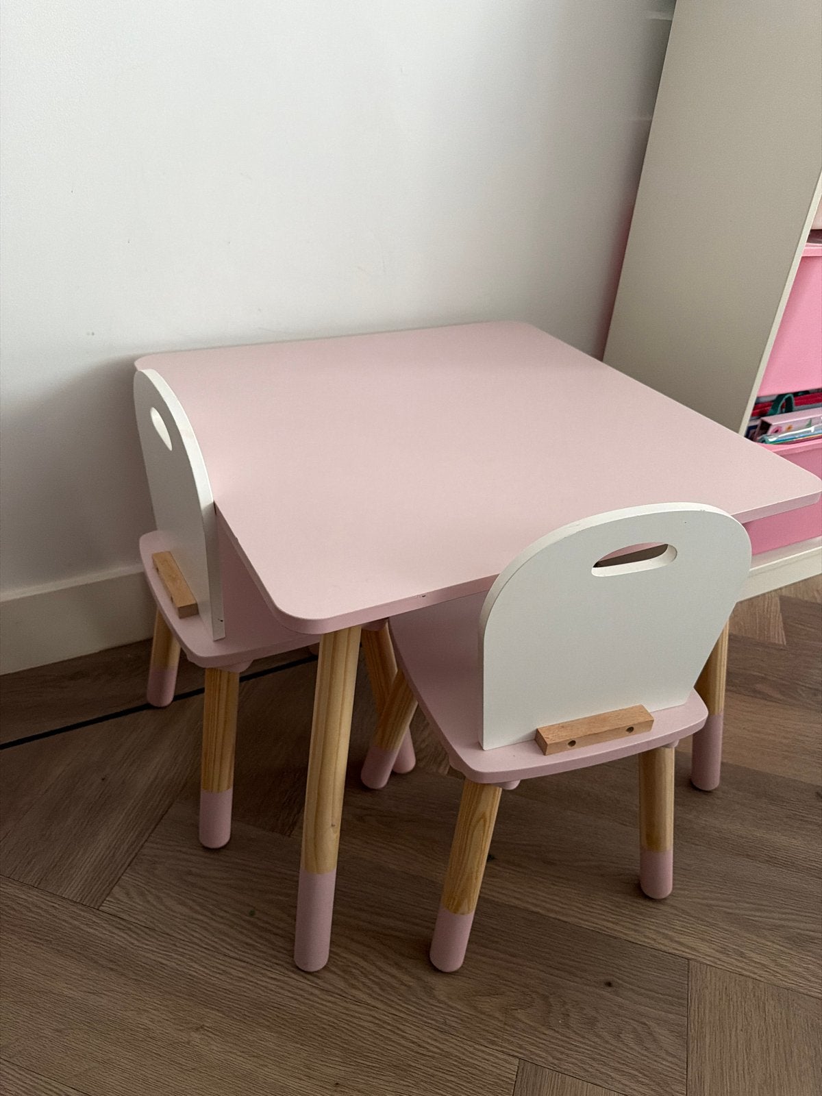 Leuke roze kindertafel met stoeltjes, Kinderen en Baby's, Kinderkamer | Tafels en Stoelen, Ophalen, Gebruikt, Tafel(s) en Stoel(en)