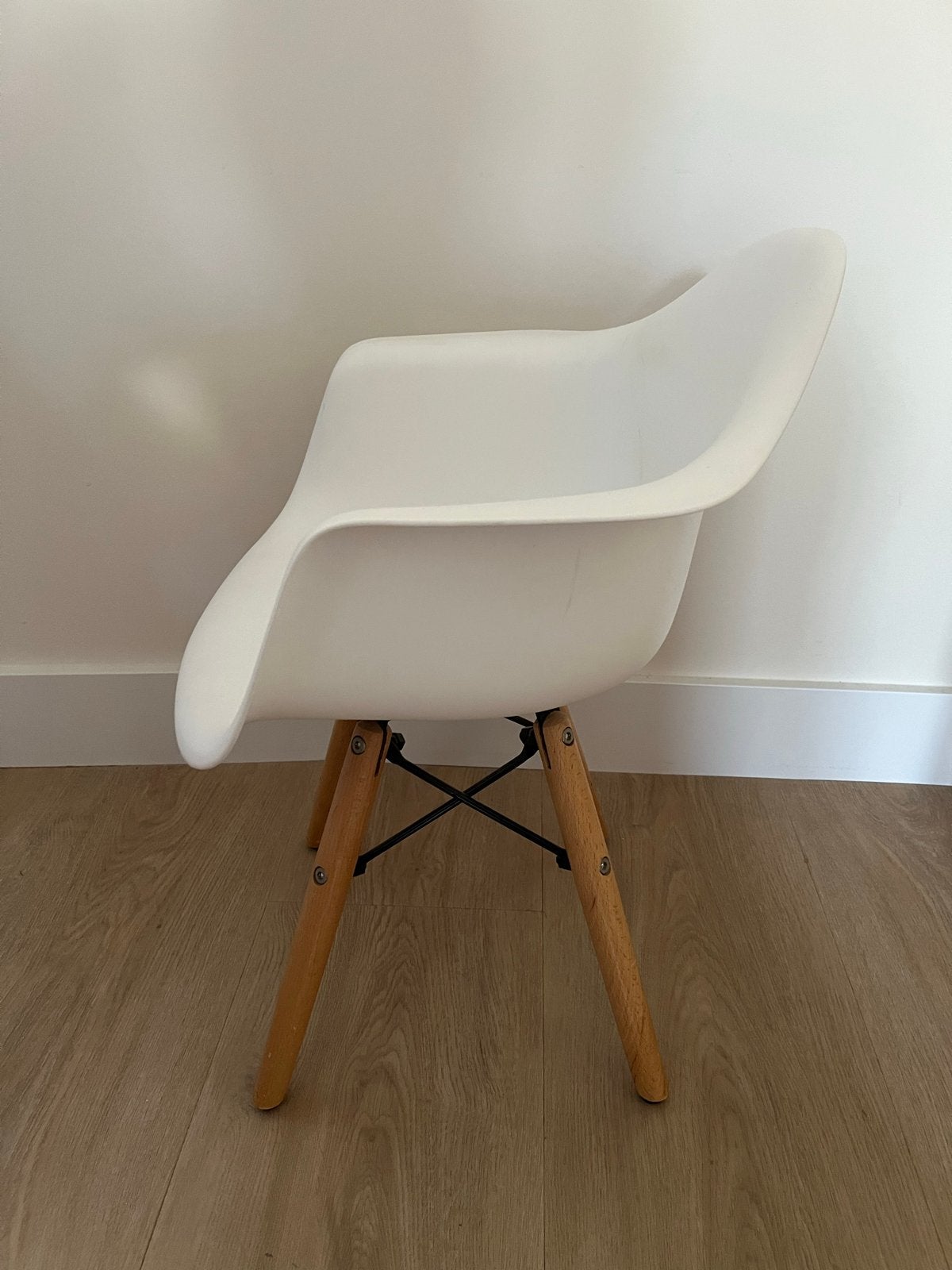 Witte kinder kuipstoel met houten poten, Onbekend, Ophalen of Verzenden, Zo goed als nieuw, Onbekend