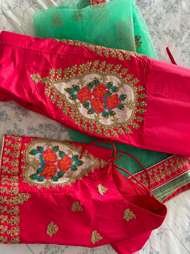 Prachtige Satijnen lengha Blouse met Borduurwerk, Overige typen, Nieuw, Ophalen of Verzenden, Roze