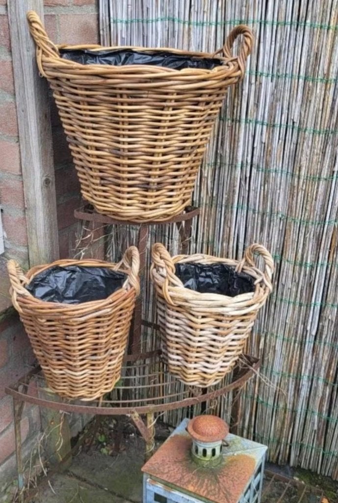 Mooie grof gevlochten rotan bloempot, 3 stuks, samen 20 euro, Overige materialen, Rond, Zo goed als nieuw, Minder dan 40 cm