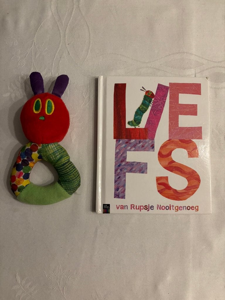 Eric carle rupsje nooitgenoeg rammelaar en liefs lees boekje, Ophalen of Verzenden, Gelezen, Eric Carle, 2 tot 3 jaar