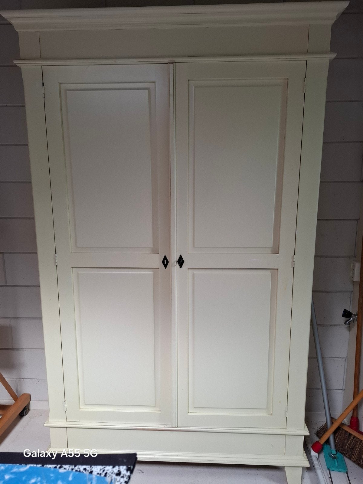 Mooie gebroken witte kast met leg- en hanggedeelte, Ophalen, Met deur(en), Gebruikt, 100 tot 150 cm