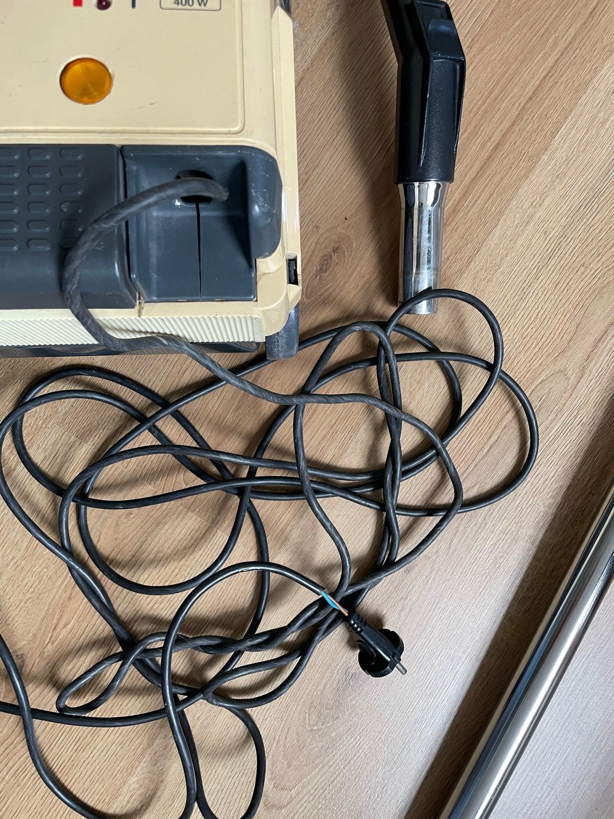 Foto 2 van Gratis - Oude stofzuiger met zakken