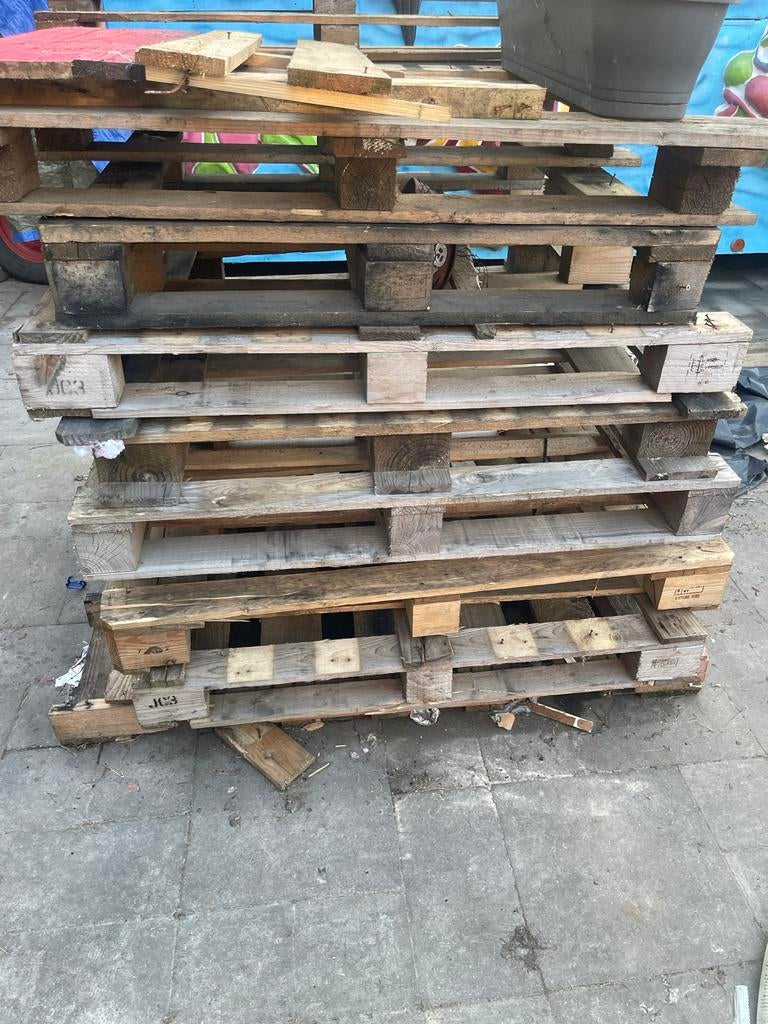 Gratis brandhout: Pallets en diverse houtresten, Tuin en Terras, Haardhout, 6 m³ of meer, Ophalen of Verzenden, Overige houtsoorten