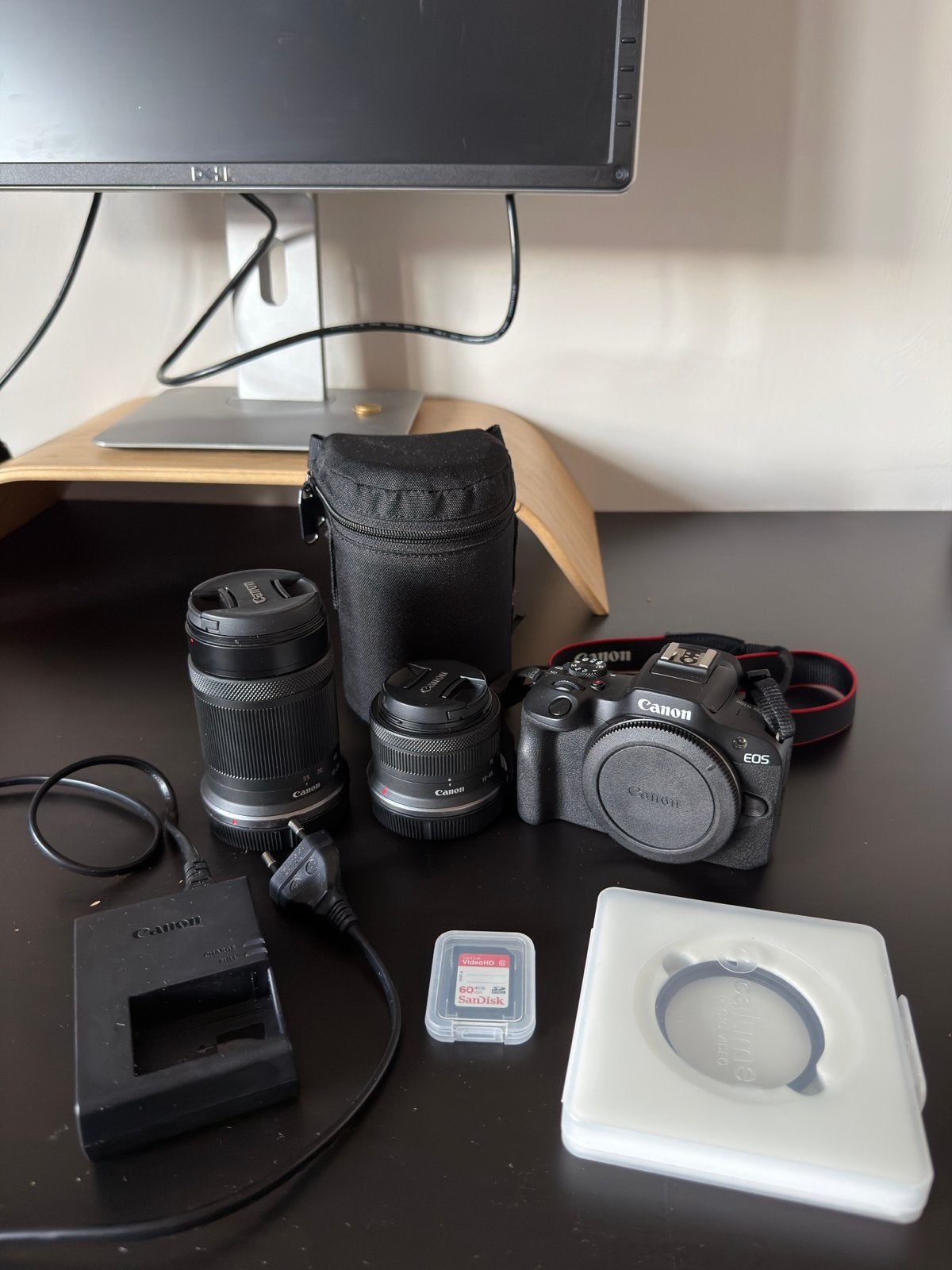 Foto 2 van Canon EOS R100 Systeemcamera met 2 lenzen en accessoires
