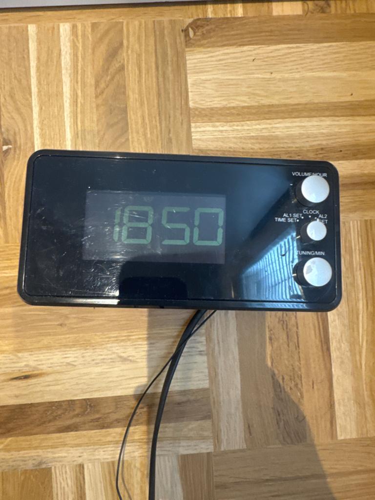 Wekker/ radio met een USB-oplaadpoort, Ophalen of Verzenden, Zo goed als nieuw, Digitaal
