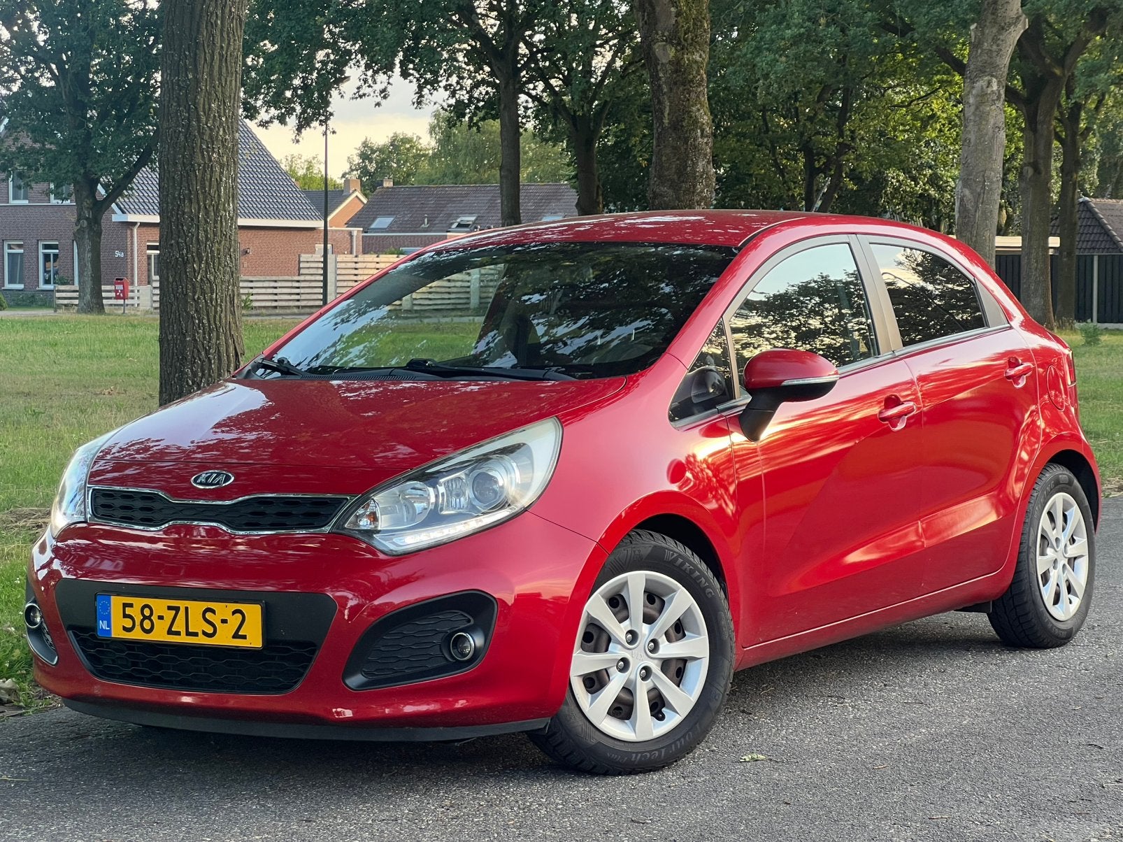 Kia Rio 1.4 Cvvt | Airco | 5 deurs | Trekhaak | Led | Mooi, Voorwielaandrijving, 40 €/maand, Zwart, 1396 cc