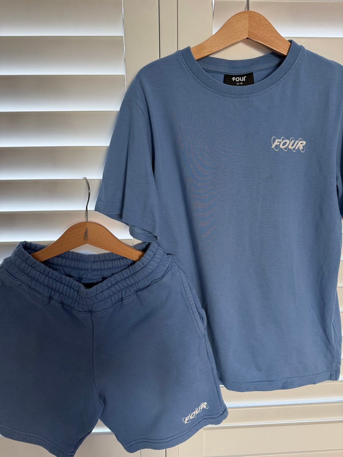 FOUR Set: T-shirt en Short - Blauw (Maat 10 jaar), Ophalen of Verzenden, Zo goed als nieuw, Jongen of Meisje