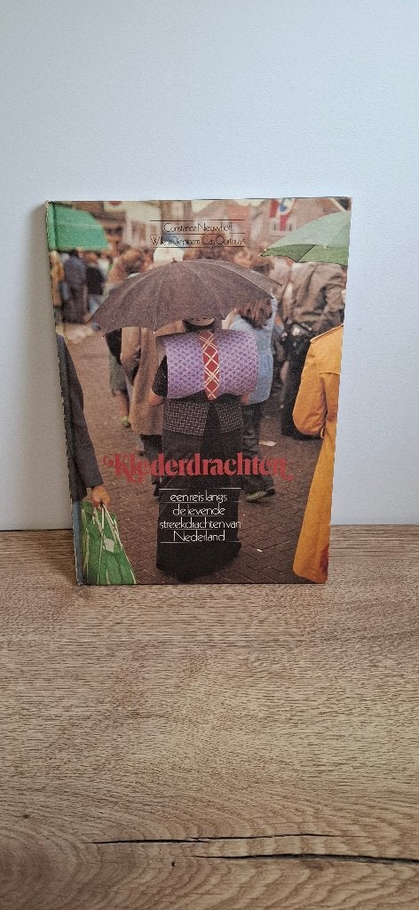 Een reis langs de levende streekdrachten van Nederland, Ophalen of Verzenden, Gelezen, Constance Nieuwhoff, Nederland