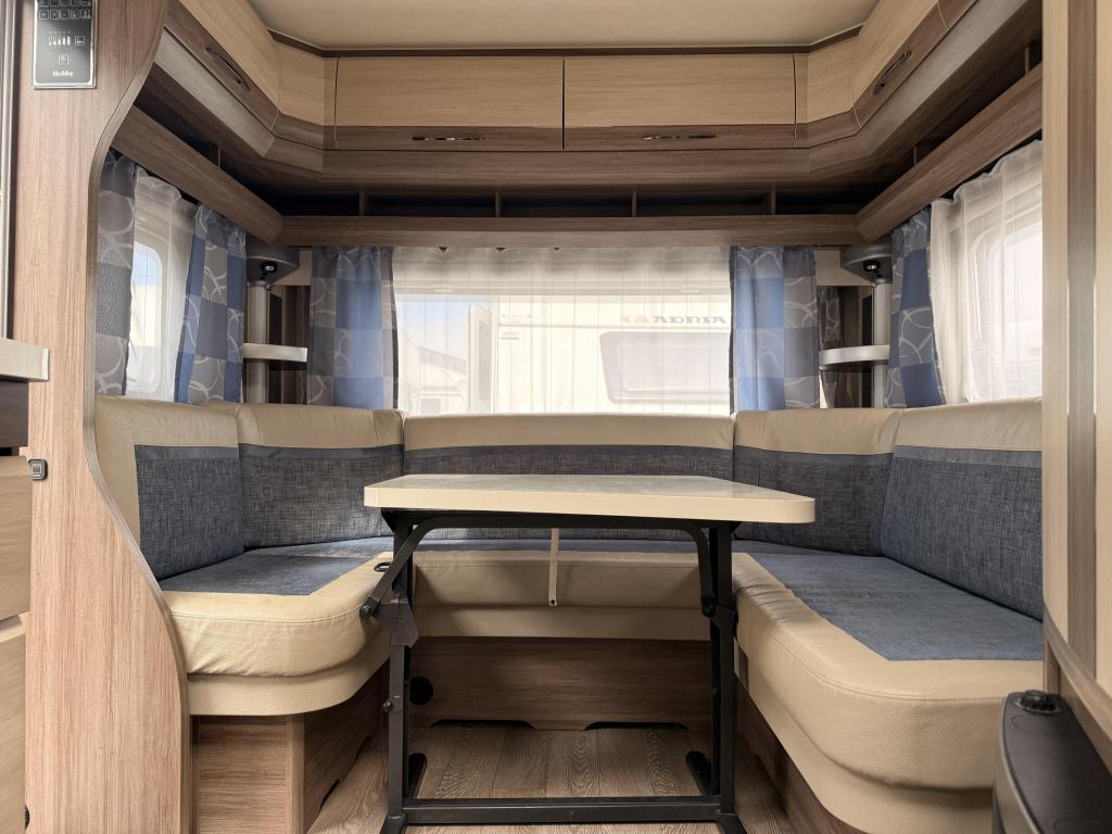 Hobby De Luxe 495 UL met luifel en mover (zondag open), Caravans en Kamperen, Overige typen, Schokbreker, Rondzit, Hobby