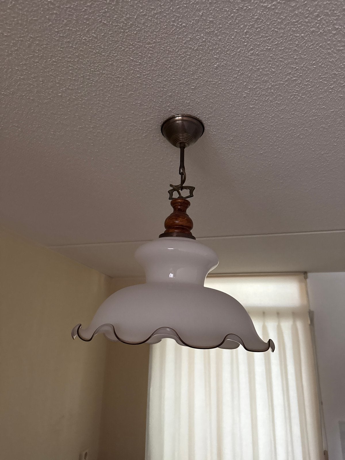 Vintage hanglamp met opaline glas en houten details, Ophalen, Gebruikt, Glas, E27 (groot)