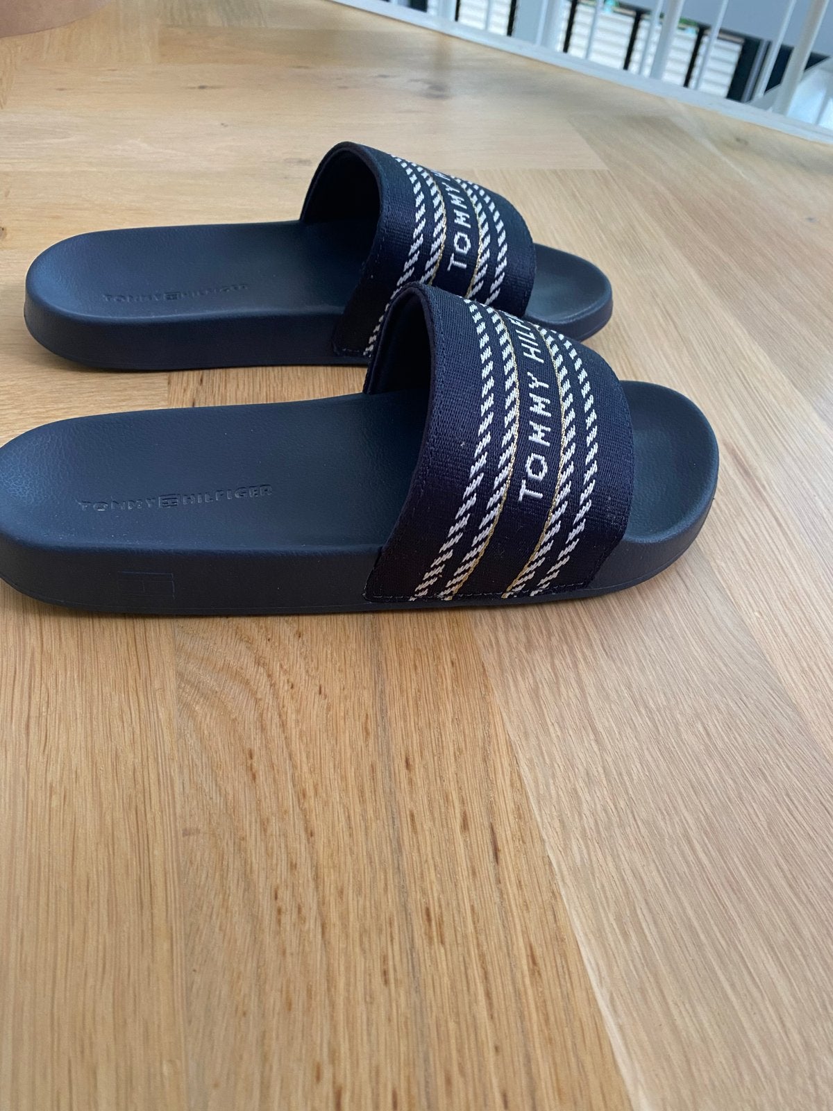 Tommy Hilfiger badslippers maat 37, Slippers, Blauw, Ophalen of Verzenden, Zo goed als nieuw