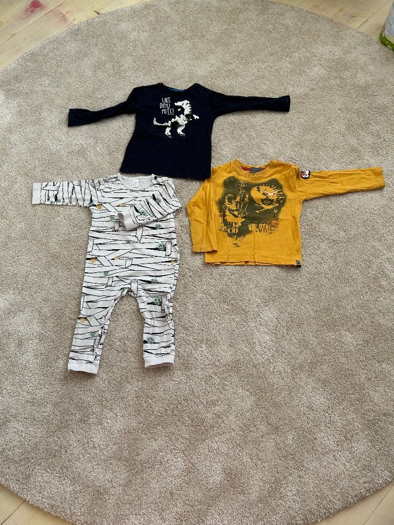 Jongens kleding 3 stuks maat 98 - 104  t shirt en pyjama, Ophalen of Verzenden, Zo goed als nieuw, Maat 98