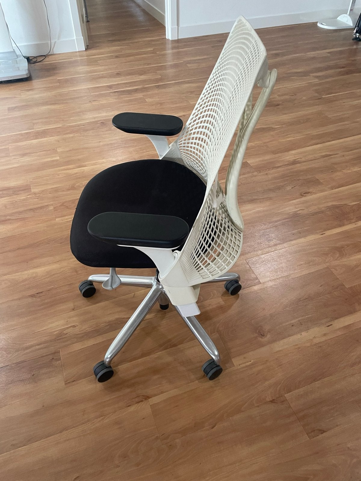 4 stuks Herman Miller Sayl Bureaustoel - Zwart/Wit, Gebruikt, Zwart, Ophalen of Verzenden, Bureaustoel
