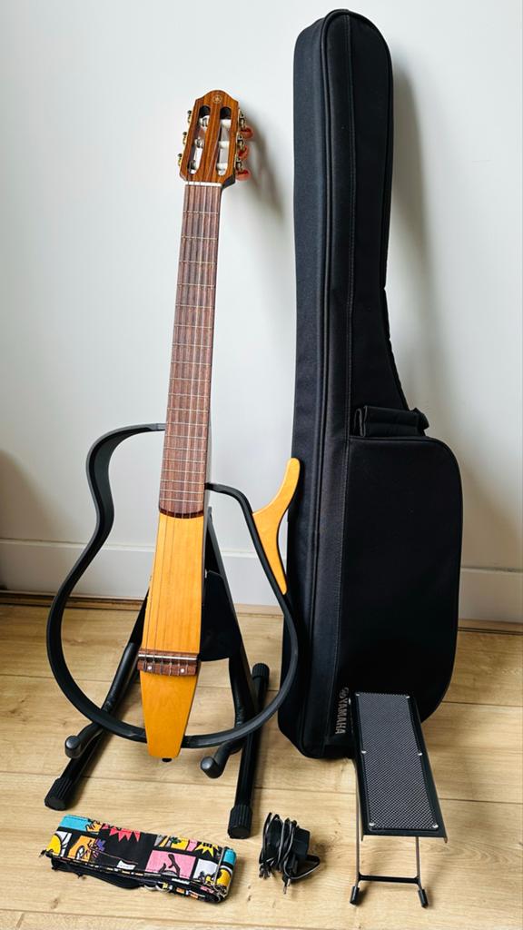 Yamaha SLG-100N Silent Guitar (Nylon) with accessories, Ophalen of Verzenden, Zo goed als nieuw, Klassieke of Spaanse gitaar, Met (piezo-)element