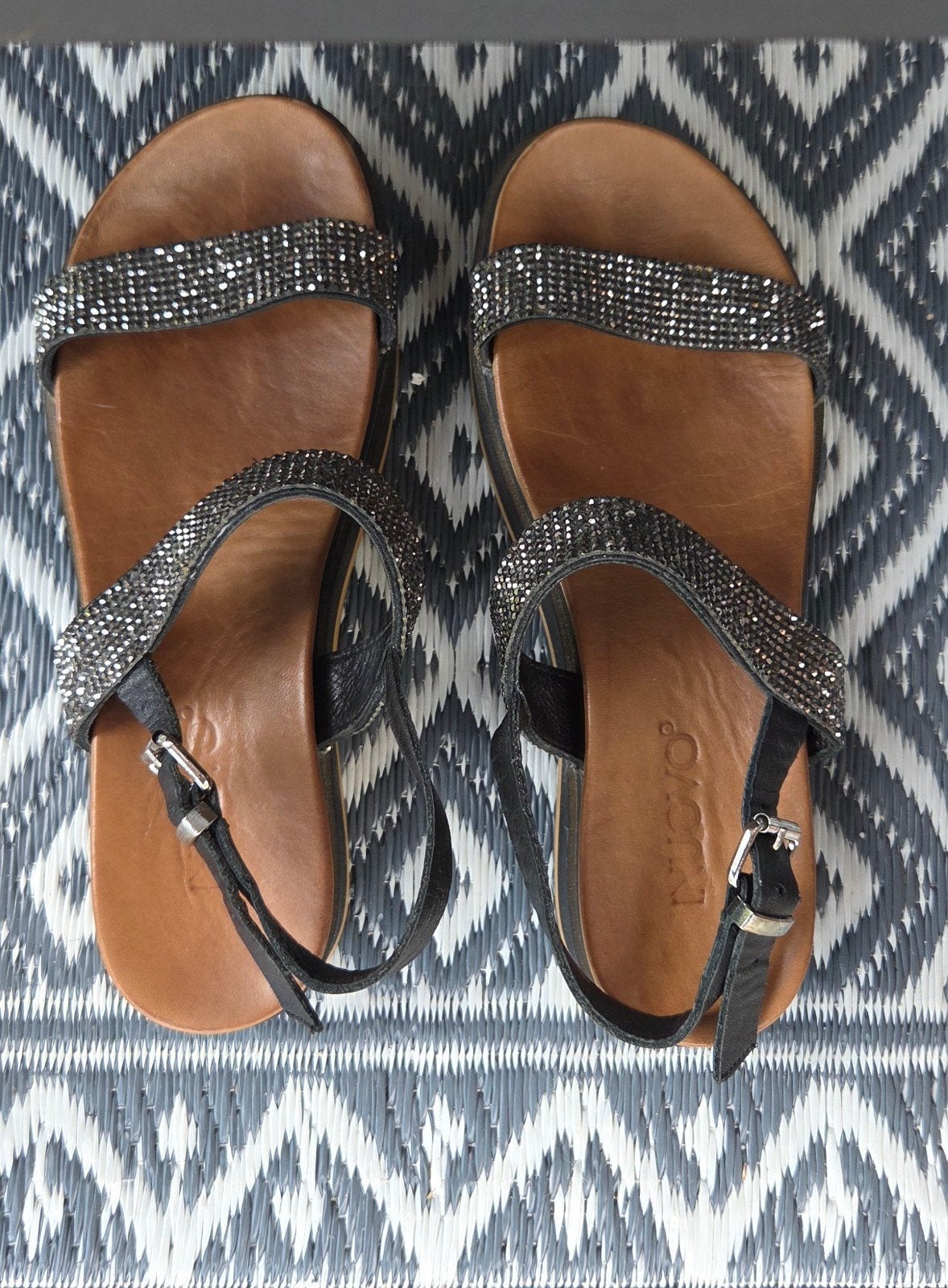 inuovo plateau sandalen zwart zilver 37, Kleding | Dames, Schoenen, Ophalen of Verzenden, Zo goed als nieuw, Zwart, Sandalen of Muiltjes