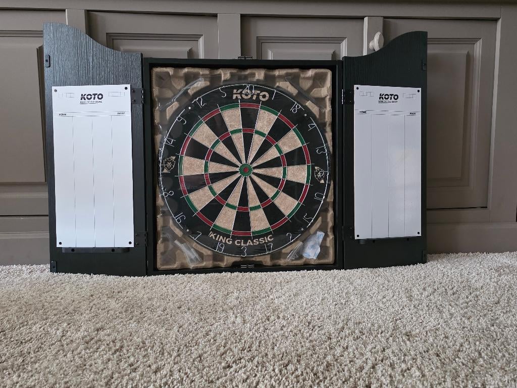 Koto Dartbord met kast en pijlen, Ophalen of Verzenden, Nieuw, Dartbord
