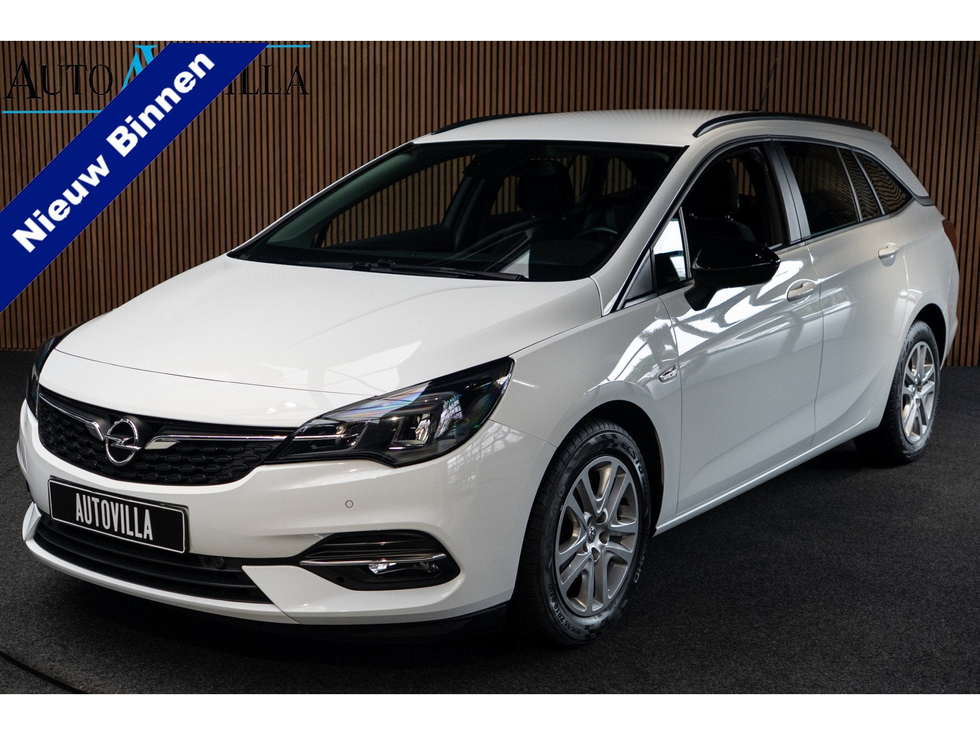 Opel Astra Sports Tourer 1.2T Navi Stoel- & stuurverw. Airco, Voorwielaandrijving, Zwart, 1199 cc, Wit