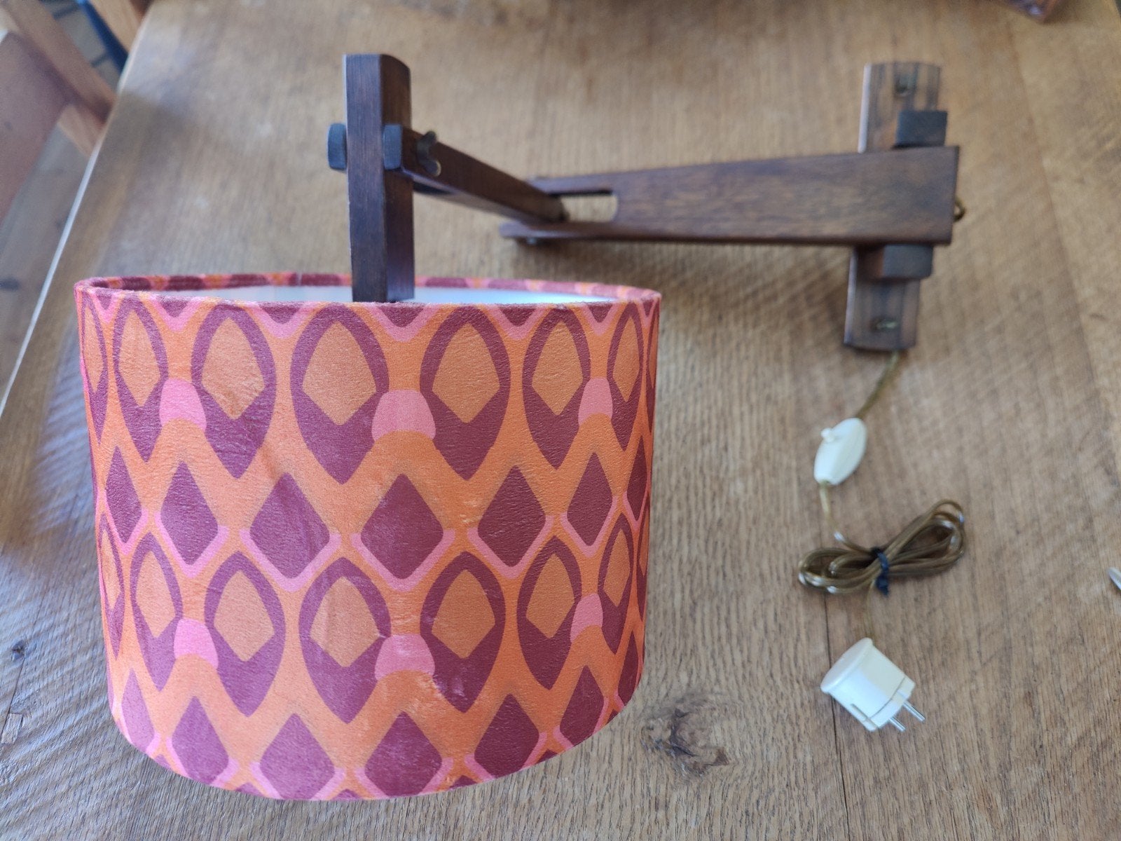 Vintage Deense stijl wandlamp met houten arm en stoffen kap, Gebruikt, Oranje, E14 (klein), Ophalen of Verzenden