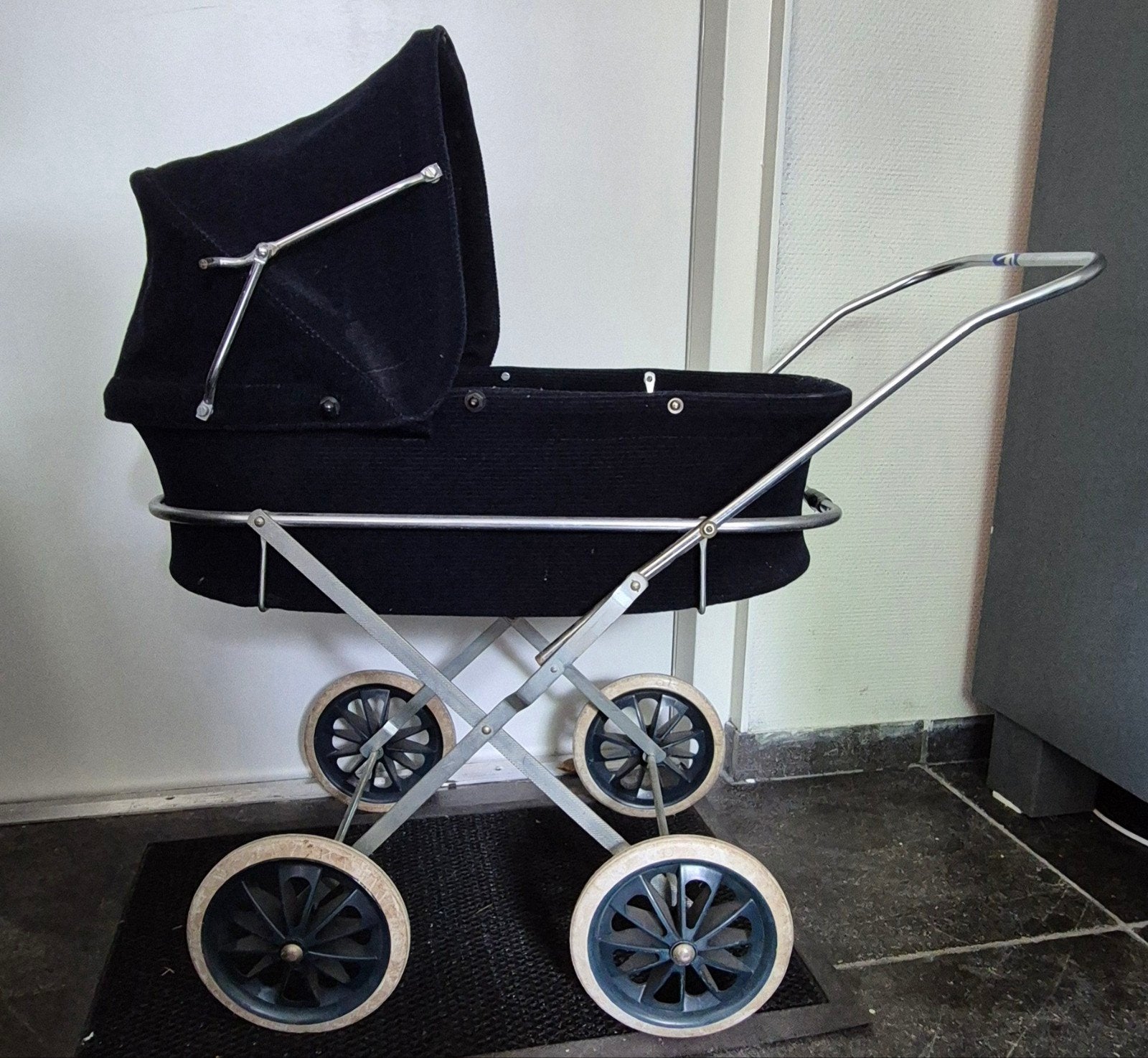 Vintage poppenwagen - zwart fluweel, Ophalen, Zo goed als nieuw, Babypop