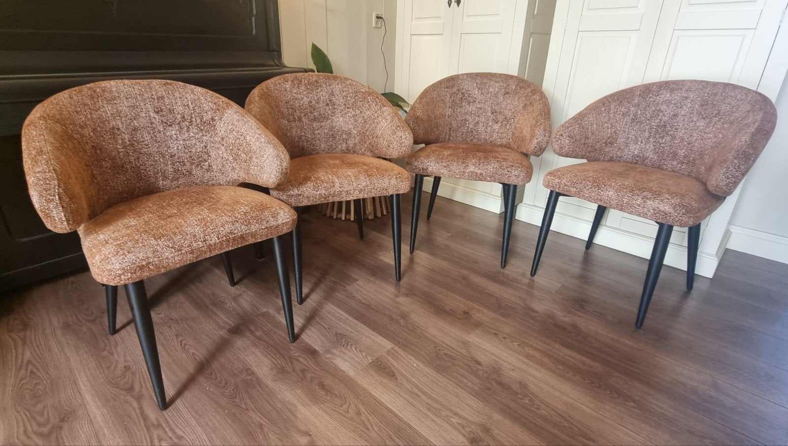KARWEI eetkamerstoel Melvin bruin 4 stuks, Huis en Inrichting, Stoelen, Ophalen, Modern, Comfortabel, Bruin, Zo goed als nieuw