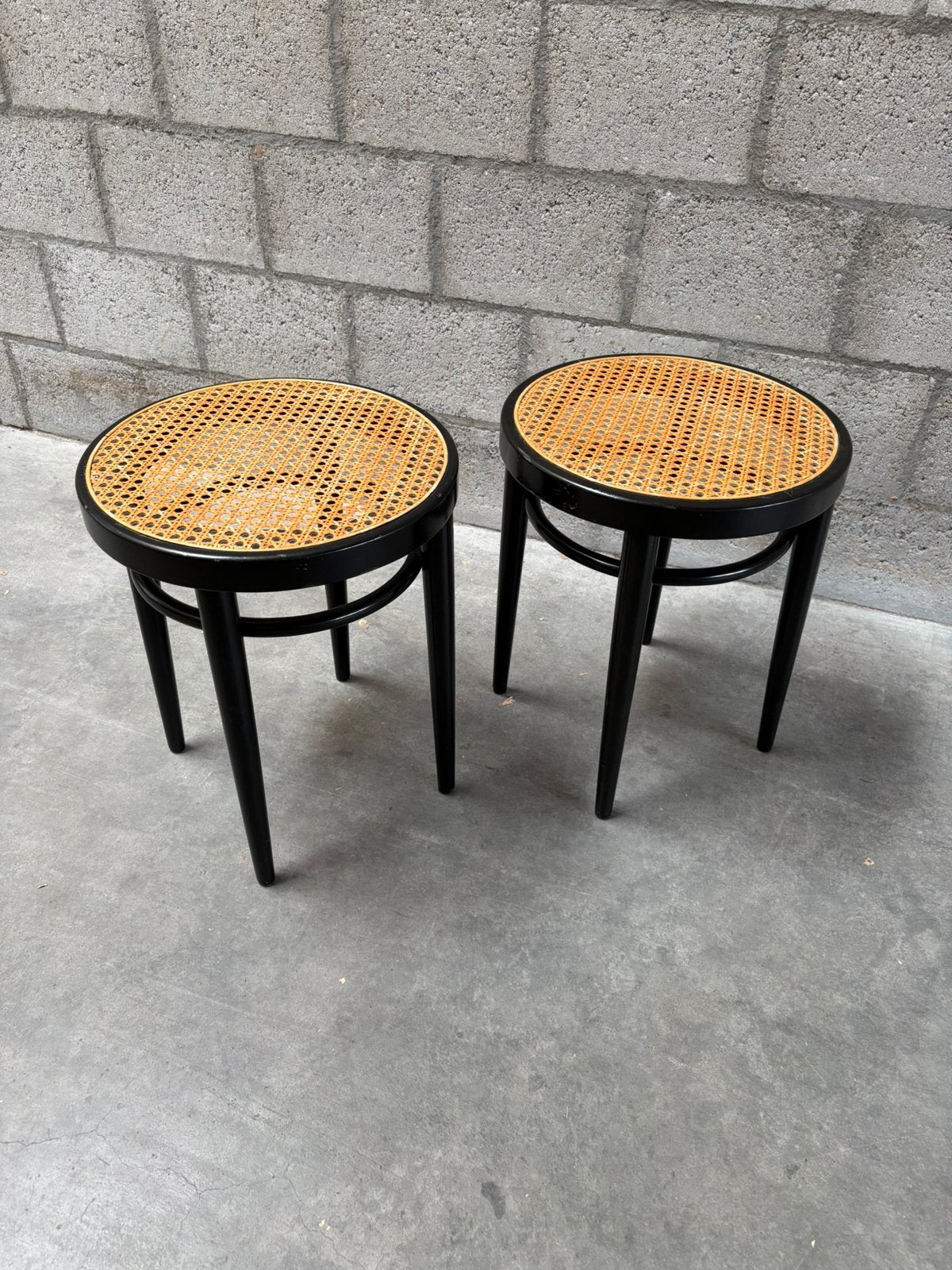 2 Vintage Thonet krukjes met webbing zitting, Ophalen, Zo goed als nieuw, Hout