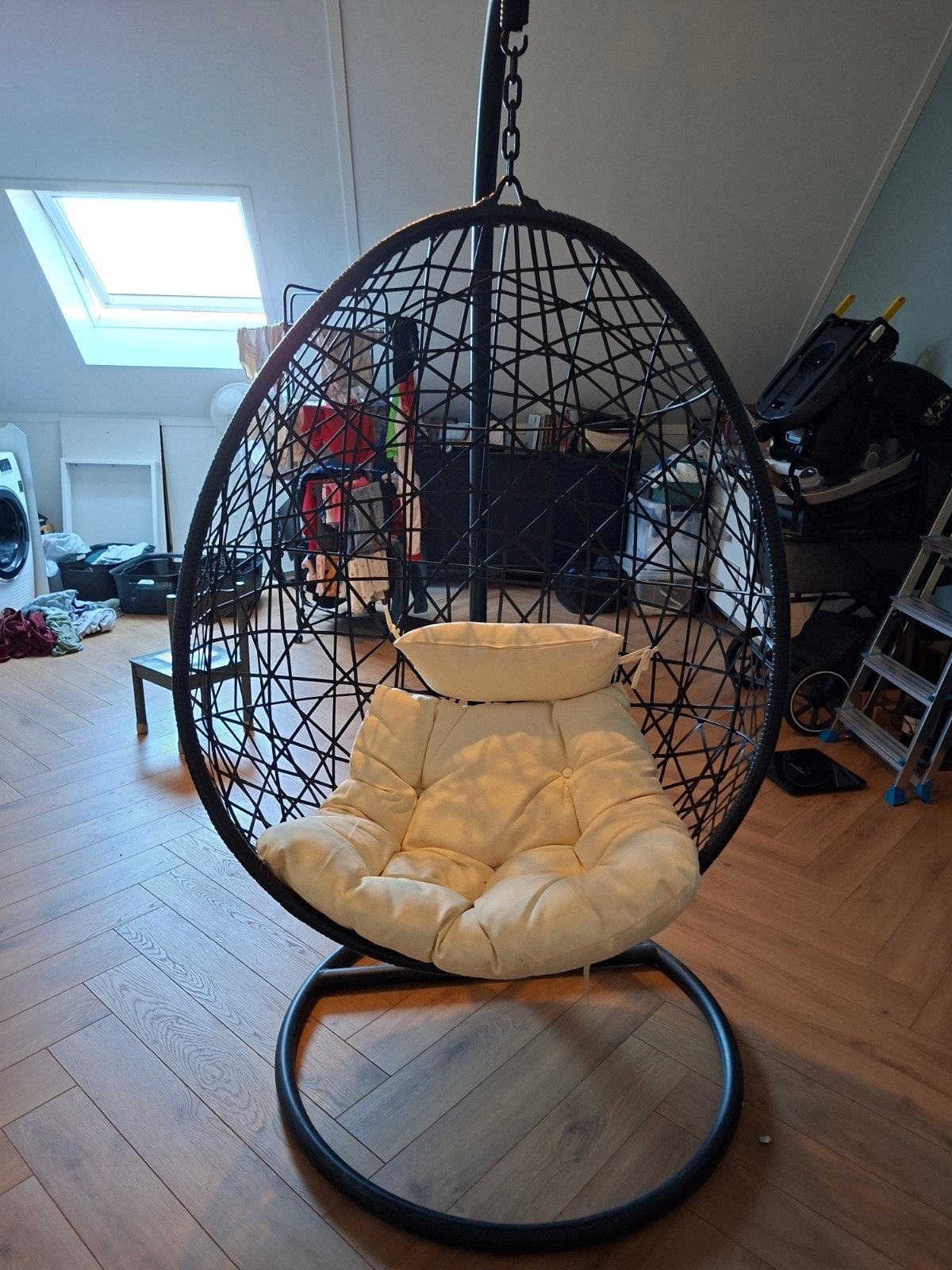 Comfortabele hangstoel met standaard en kussen, Ophalen, Kunststof, Modern, Lounge, Zwart