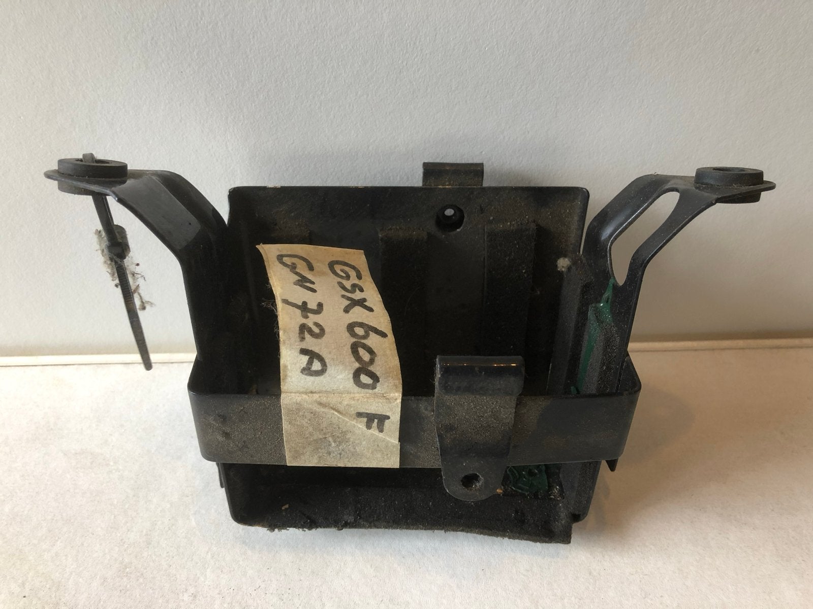 Suzuki GSX600F Accubak / Accuhouder GN72A, Gsx600f, ., Ophalen of Verzenden, Gebruikt