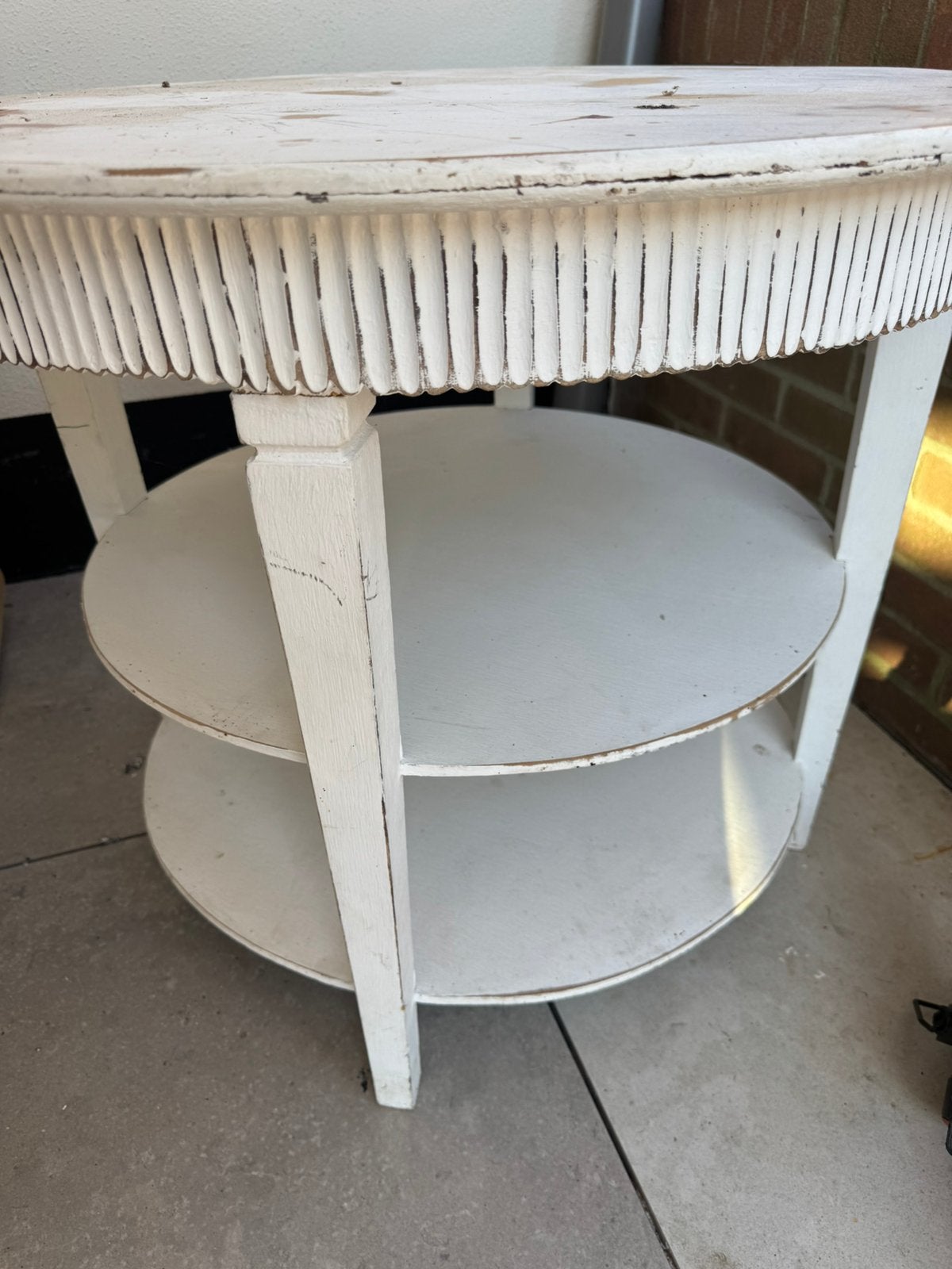 Zware ronde bijzettafel , ronde tafel met houtsnijwerk, Ophalen, 100 tot 150 cm, Rond, Zo goed als nieuw