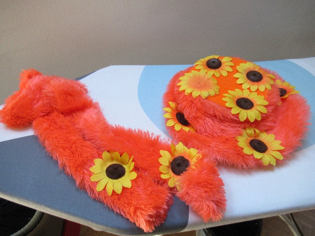ORANJE bloemen HOED + bijbehorende SJAAL / wk voetbal, Ophalen of Verzenden, Zo goed als nieuw, Hoed of Pruik, Oranje of Koningsdag