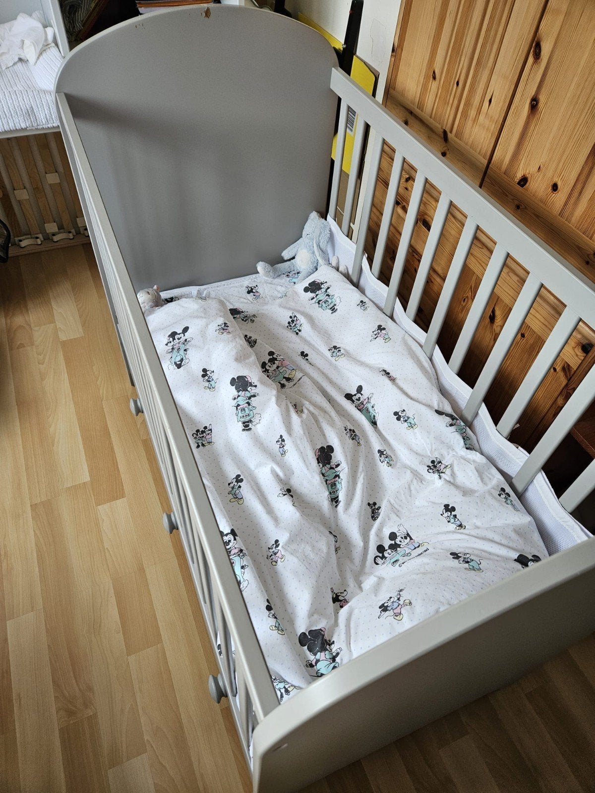 Ikea grijs kedikant met 3 lades, Gebruikt, Ophalen of Verzenden, Minder dan 140 cm, Matras