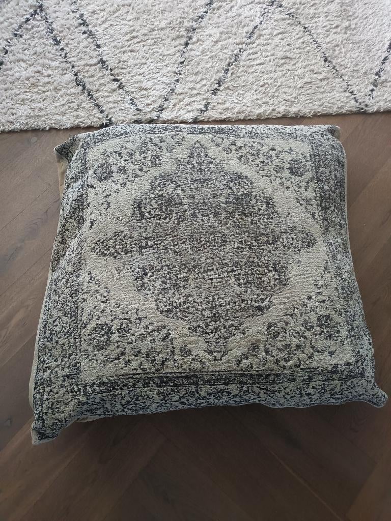Te koop mooi groot woonkussen 90x90, Huis en Inrichting, Woonaccessoires | Kussens, Ophalen of Verzenden, Gebruikt, Overige kleuren