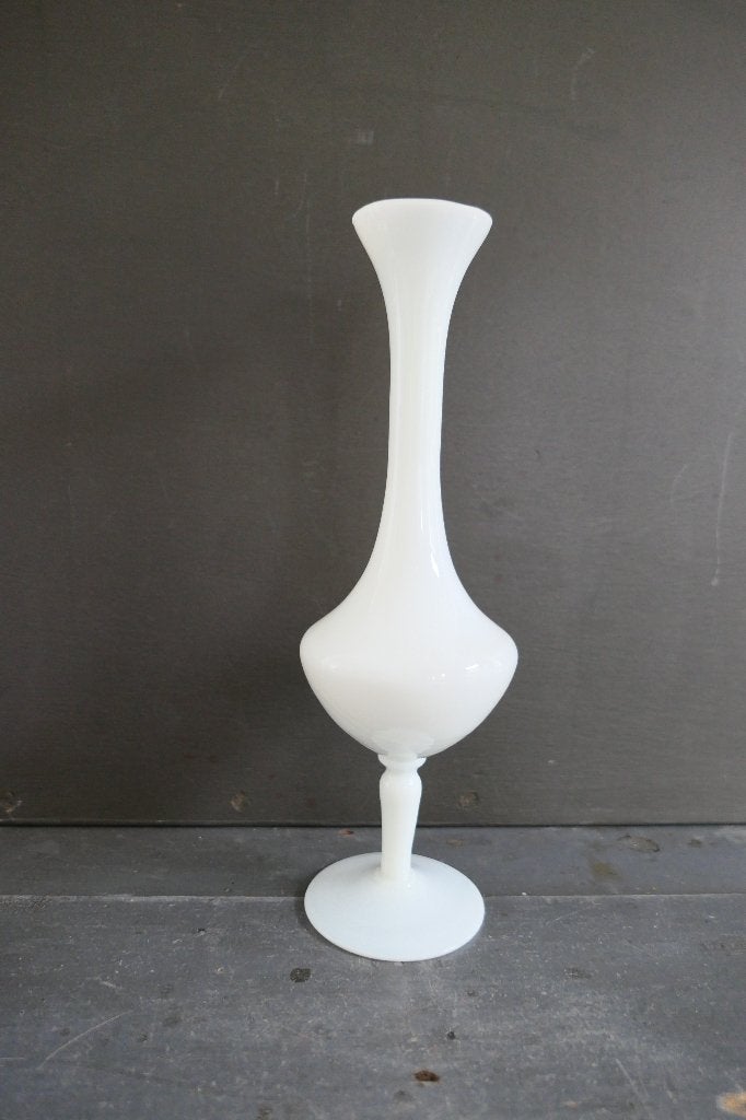 Vintage opaline vaas wit op voet, Verzenden